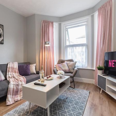 3-Bedroom House L Fast Wi-Fi L Garden L Newly Decorated L Close To Shops And Restaurants Борнмът Екстериор снимка