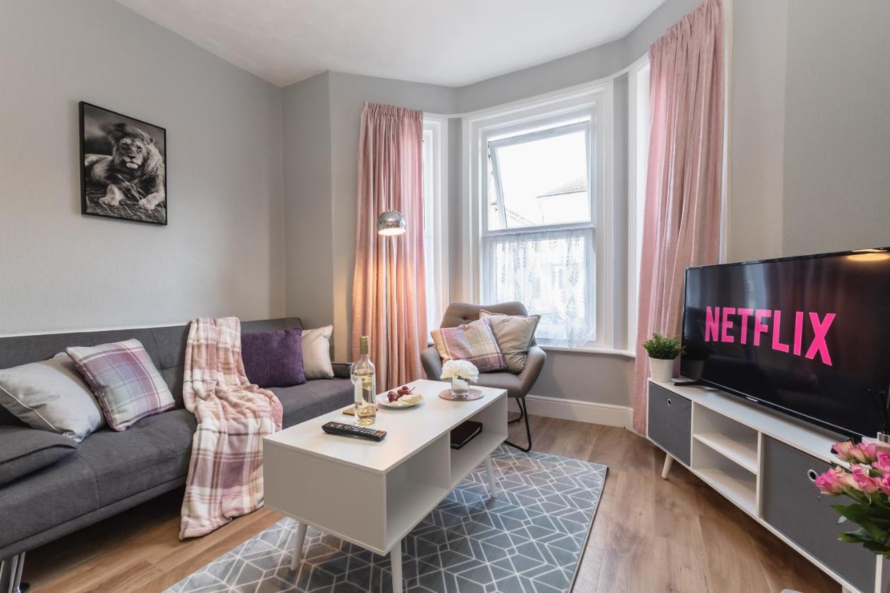 3-Bedroom House L Fast Wi-Fi L Garden L Newly Decorated L Close To Shops And Restaurants Борнмът Екстериор снимка