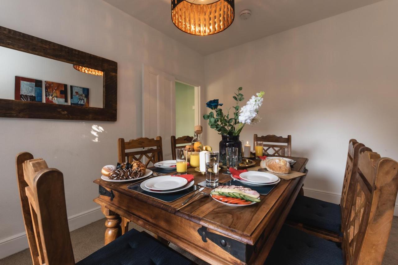 3-Bedroom House L Fast Wi-Fi L Garden L Newly Decorated L Close To Shops And Restaurants Борнмът Екстериор снимка