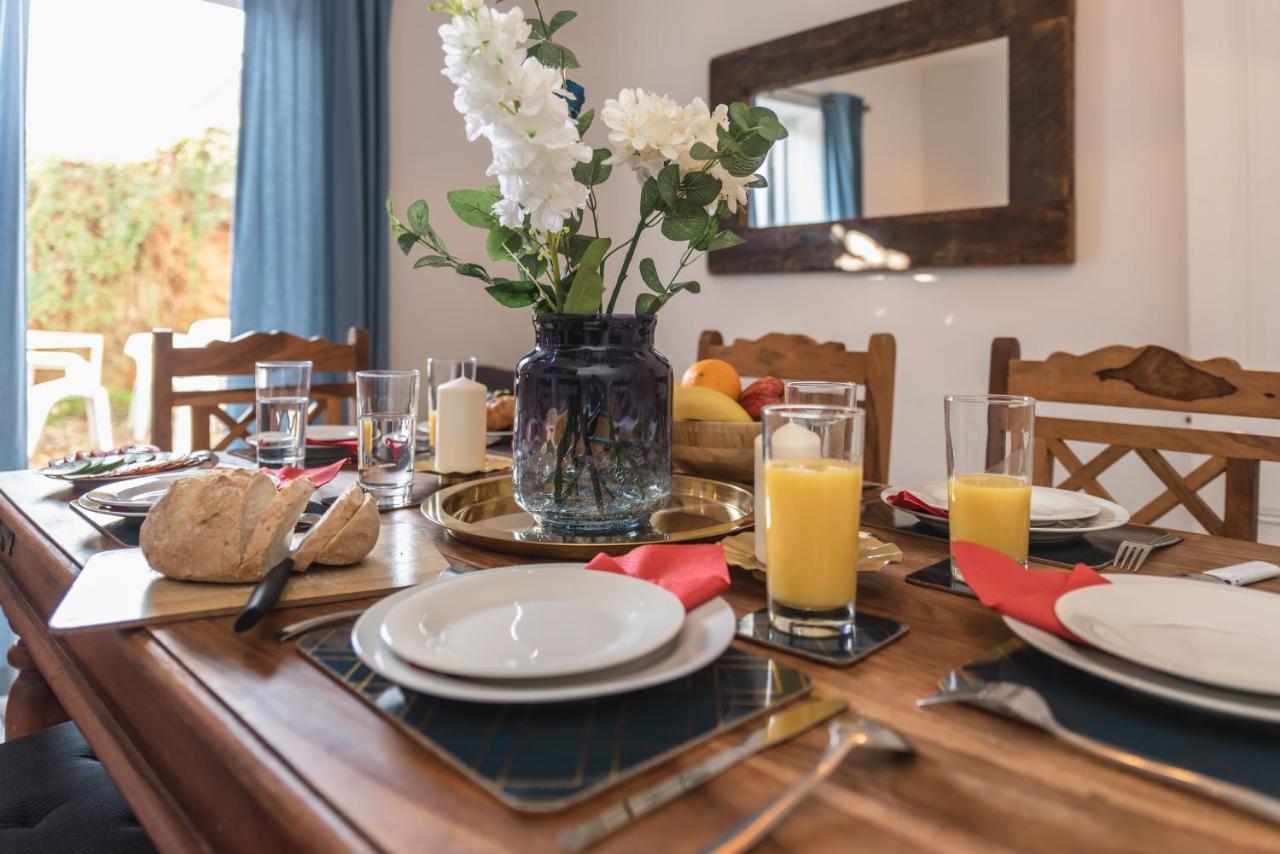 3-Bedroom House L Fast Wi-Fi L Garden L Newly Decorated L Close To Shops And Restaurants Борнмът Екстериор снимка