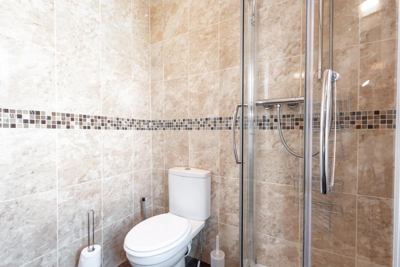 3-Bedroom House L Fast Wi-Fi L Garden L Newly Decorated L Close To Shops And Restaurants Борнмът Екстериор снимка