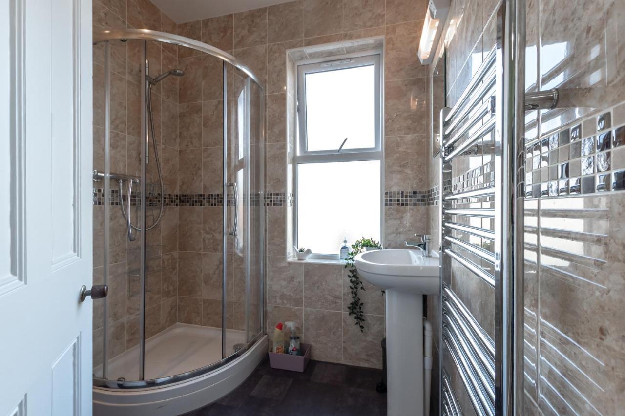 3-Bedroom House L Fast Wi-Fi L Garden L Newly Decorated L Close To Shops And Restaurants Борнмът Екстериор снимка
