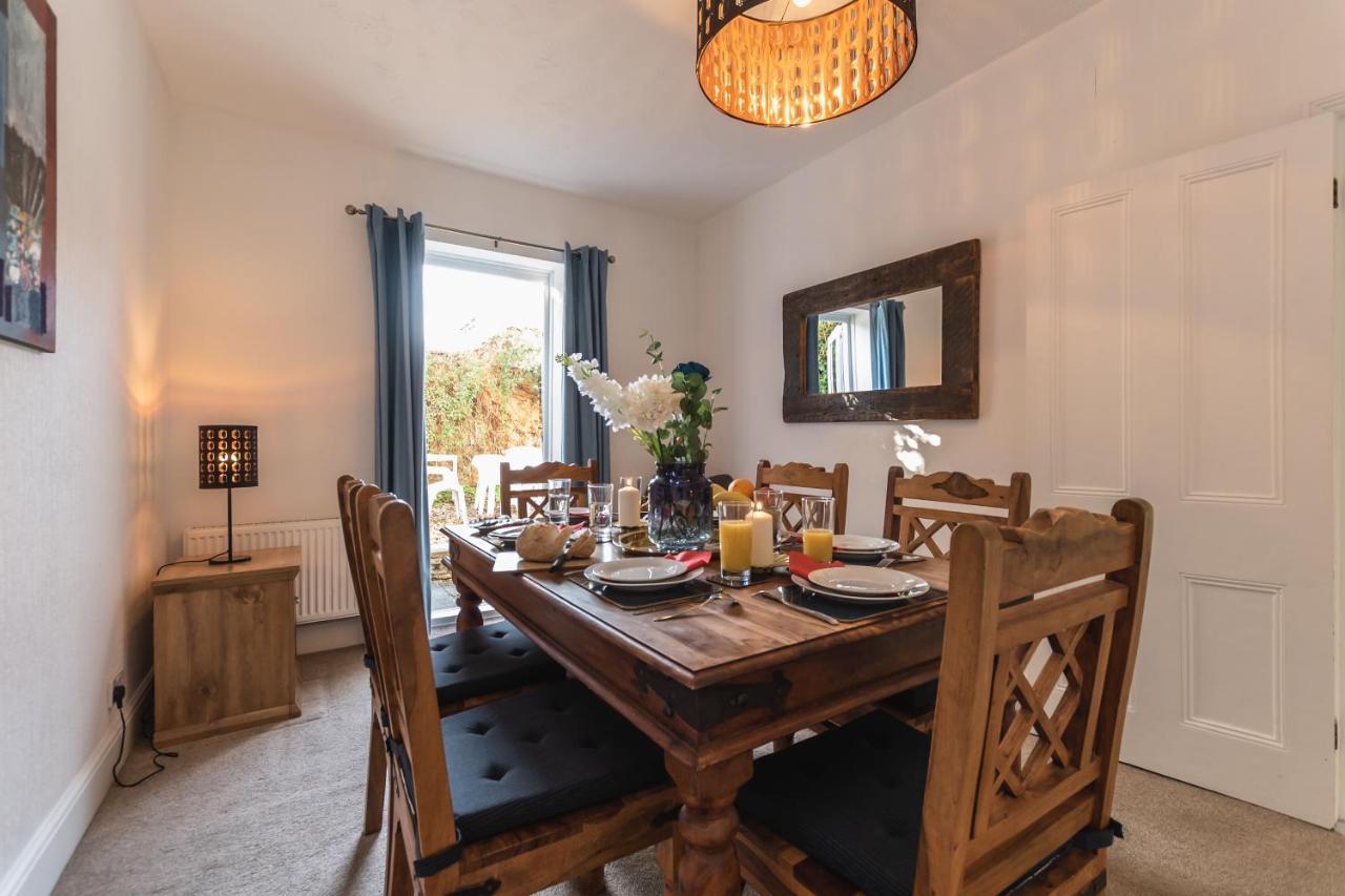 3-Bedroom House L Fast Wi-Fi L Garden L Newly Decorated L Close To Shops And Restaurants Борнмът Екстериор снимка