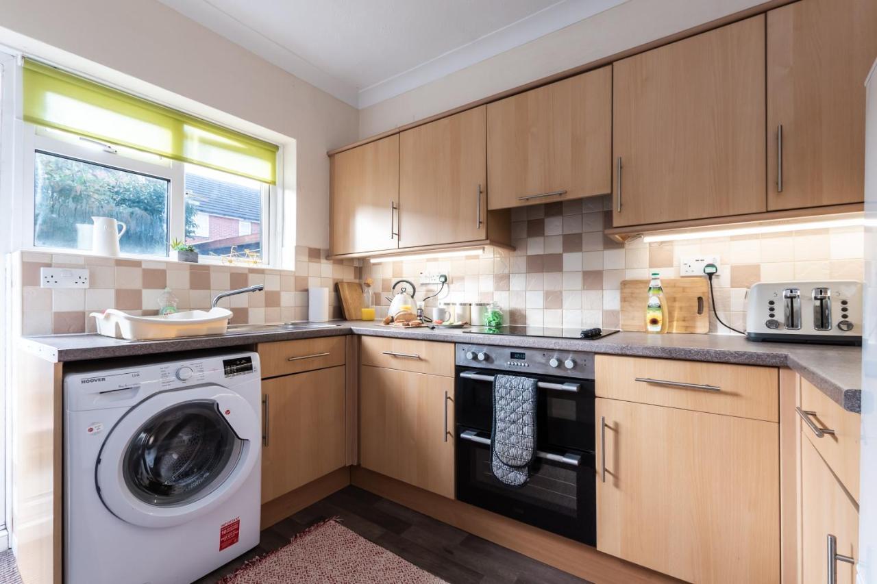 3-Bedroom House L Fast Wi-Fi L Garden L Newly Decorated L Close To Shops And Restaurants Борнмът Екстериор снимка