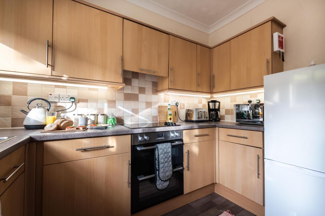 3-Bedroom House L Fast Wi-Fi L Garden L Newly Decorated L Close To Shops And Restaurants Борнмът Екстериор снимка